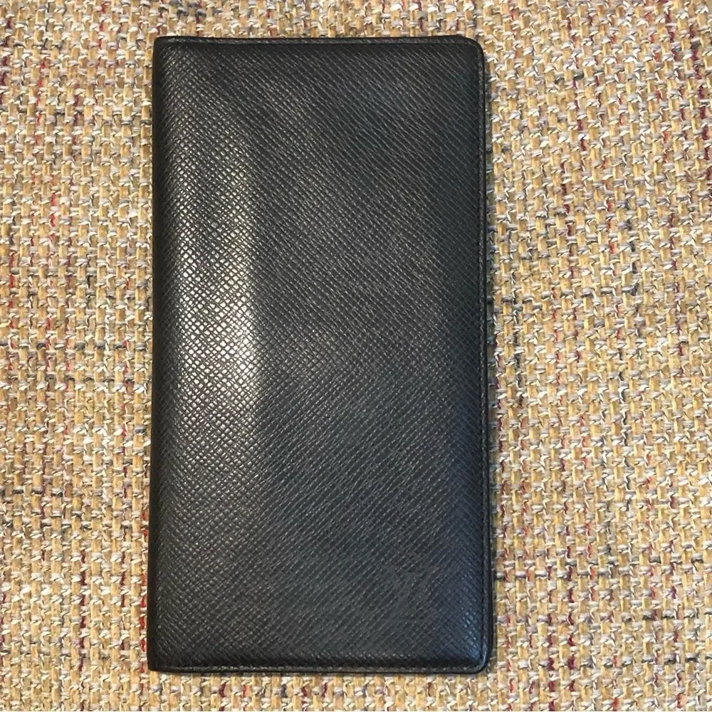 LOUIS VUITTON Black Taiga Leather Long Thin Bifold CC Wallet MI0025